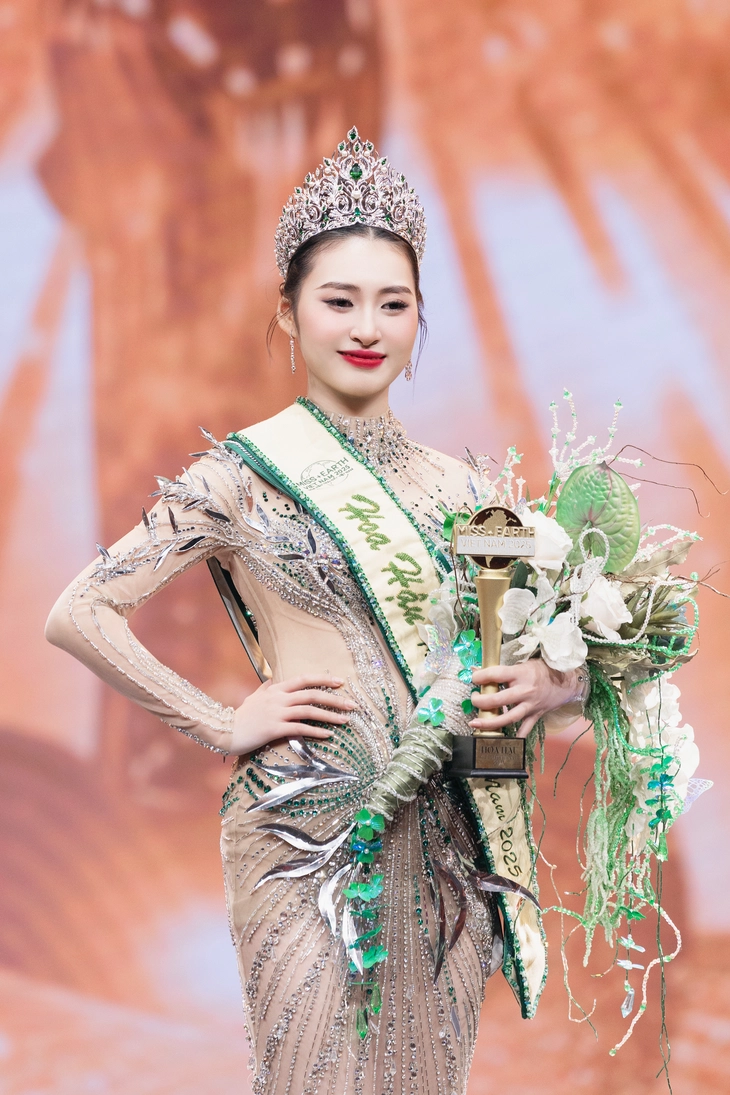 Sau một đêm Việt Nam có thêm 2 hoa hậu, 6 á hậu - Ảnh 3. Hoa hậu Trái đất - Ảnh 3.