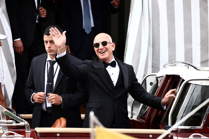 Bữa tiệc thời trang tại đám cưới tỉ phú Jeff Bezos: Con gái ông Trump lọt top sao mặc xấu nhất - Ảnh 6. Jeff Bezos - Ảnh 5.