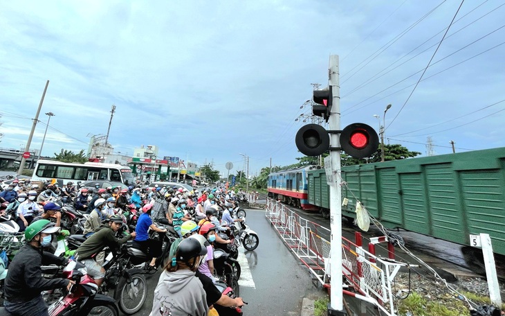 Kẹt xe quá, lấy mặt bằng tuyến đường sắt xây metro trên cao được không? - Ảnh 3.