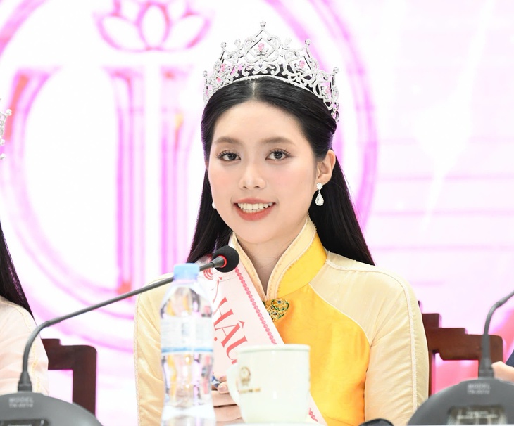 Tân hoa hậu Hà Trúc Linh: Vùng trời quê hương nào cũng là bầu trời Tổ quốc - Ảnh 6. Hoa hậu Hà Trúc Linh: Vùng trời quê hương nào cũng là bầu trời Tổ quốc - Ảnh 6.