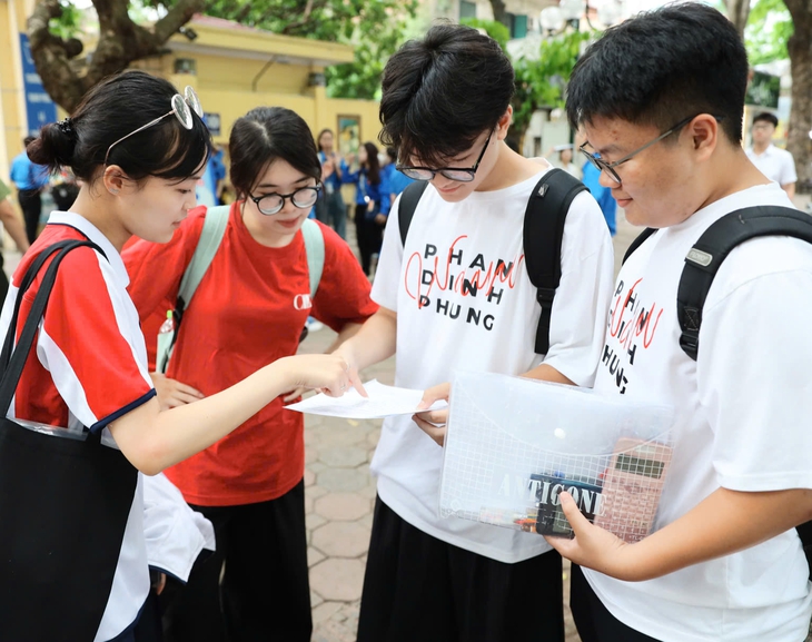 Thí sinh thở phào sau giờ thi môn tự chọn, tổ hợp môn - Ảnh 5. Thí sinh thở phào sau giờ thi môn tự chọn, tổ hợp môn - Ảnh 5.