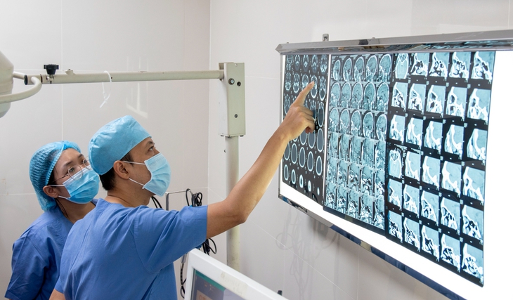 Hàng xóm dùng đũa nhựa đâm vào mắt, nhãn cầu phải của bệnh nhân bị biến dạng nặng - Ảnh 1.