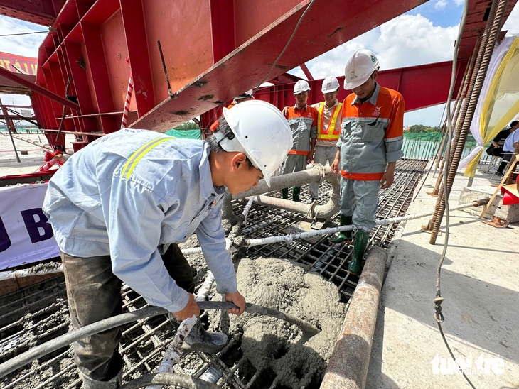 Hợp long cầu Bình Gởi vượt sông Sài Gòn nối Bình Dương và TP.HCM - Ảnh 1. Hợp long cầu Bình Gởi vượt sông Sài Gòn nối Bình Dương và TP.HCM - Ảnh 1.