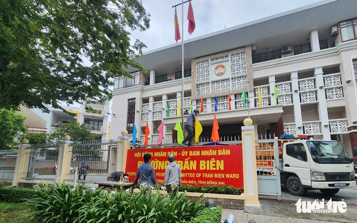 Nhiều trụ sở hành chính Đồng Nai gấp rút gắn bảng tên trước khi sáp nhập - Ảnh 2.