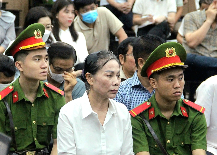 Bà Hoàng Thị Thúy Lan nghẹn ngào: 'Tôi vô cùng đau đớn, xin tha thứ cho tôi' - Ảnh 1.