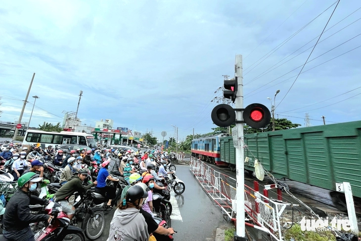 Đường sắt giao cắt đường Hoàng Văn Thụ, Nguyễn Kiệm, QL13 gây kẹt triền miên, cần giải pháp gì? - Ảnh 1.
