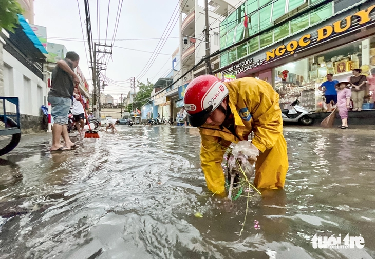 Rác chèn kín miệng cống và cửa xả, chợ Thủ Đức thành ‘rốn lũ’ khi mưa lớn - Ảnh 2.