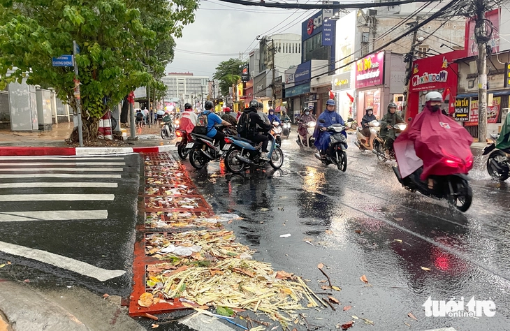 Rác chèn kín miệng cống và cửa xả, chợ Thủ Đức thành ‘rốn lũ’ khi mưa lớn - Ảnh 3.