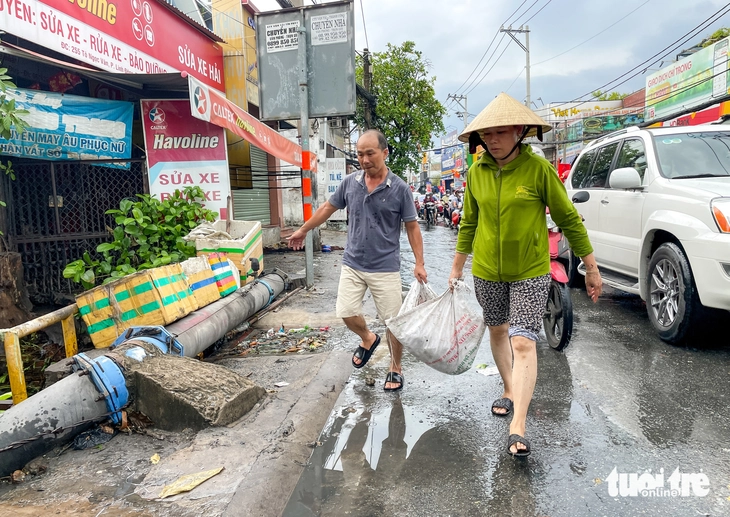 Rác chèn kín miệng cống và cửa xả, chợ Thủ Đức thành ‘rốn lũ’ khi mưa lớn - Ảnh 4.