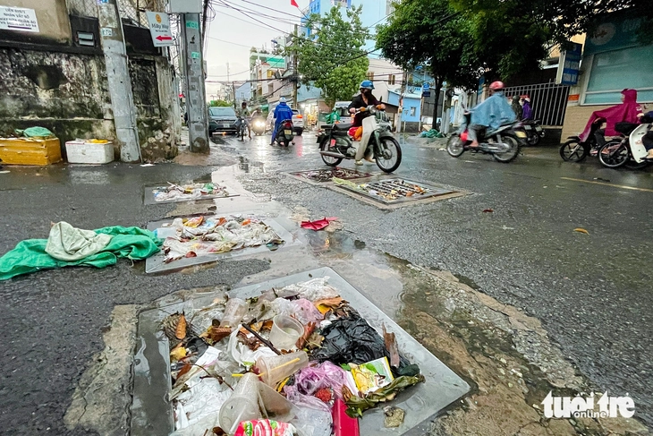 Rác chèn kín miệng cống và cửa xả, chợ Thủ Đức thành ‘rốn lũ’ khi mưa lớn - Ảnh 5.