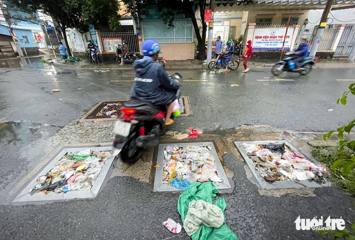 Rác chèn kín miệng cống và cửa xả, chợ Thủ Đức thành ‘rốn lũ’ khi mưa lớn - Ảnh 6.