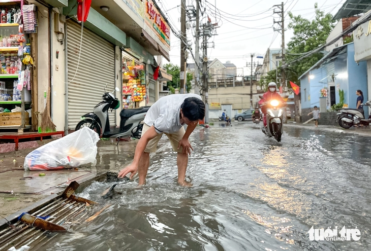 Rác chèn kín miệng cống và cửa xả, chợ Thủ Đức thành ‘rốn lũ’ khi mưa lớn - Ảnh 7.