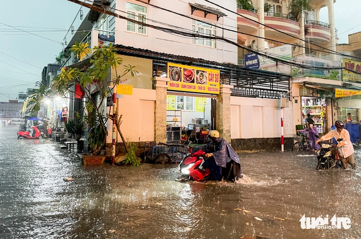 Rác chèn kín miệng cống và cửa xả, chợ Thủ Đức thành ‘rốn lũ’ khi mưa lớn - Ảnh 8.
