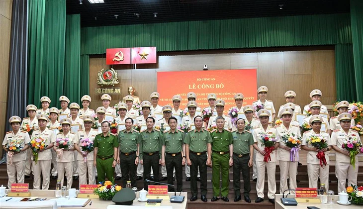 Đại tướng Lương Tam Quang trao quyết định cho 34 giám đốc công an tỉnh, thành phố - Ảnh 4.