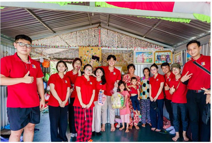 Học sinh Royal School tự tin dịch cabin của hội nghị quốc tế - Ảnh 4.