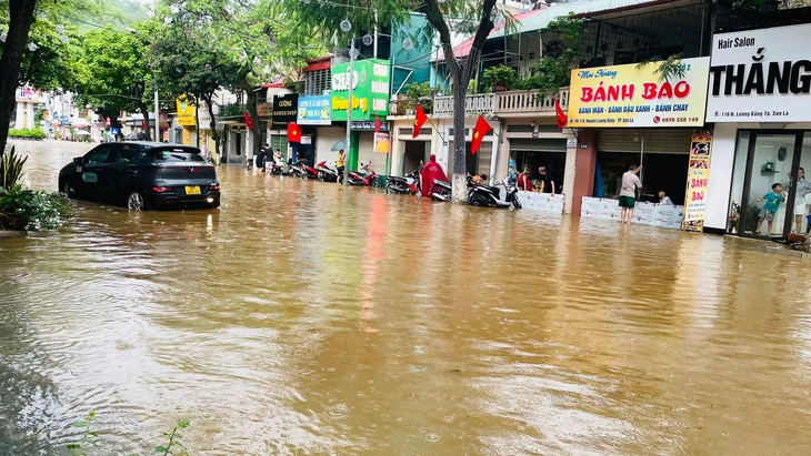 Xuất hiện vòi rồng ở Bắc Ninh; Sơn La mưa trắng trời - Ảnh 4.