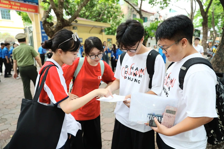 Chọn đề thi 'được lòng công chúng' hay theo 'khoa học đánh giá'? - Ảnh 1. ĐỀ THI - Ảnh 1.
