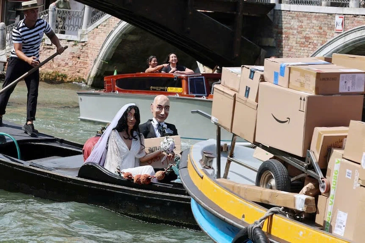 Đám cưới của tỉ phú Jeff Bezos đầy xa hoa, người dân Venice phẫn nộ sự xuống đường biểu tình - Ảnh 6. Đám cưới của tỉ phú Jeff Bezos đầy xa hoa, người dân Venice phẫn nộ biểu tình - Ảnh 6.