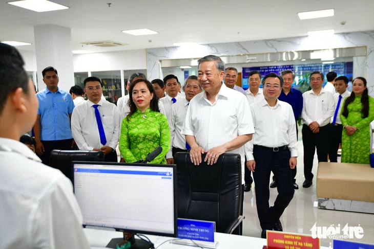 Tổng Bí thư Tô Lâm khảo sát phường mới tại TP.HCM: 'Hàng lối đã rất ngay ngắn, đội ngũ rất chỉnh tề' - Ảnh 2.