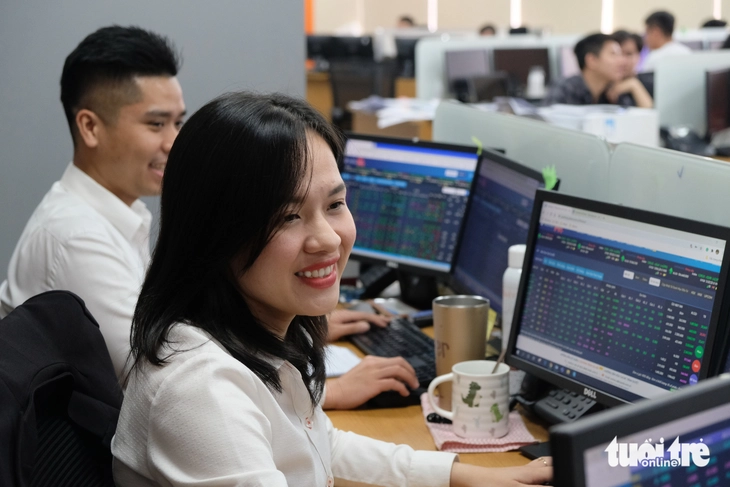Ồ ạt lao vào mua cổ phiếu, cửa lời đang mở to hay rủi ro rình rập?- Ảnh 1. Ồ ạt lao vào mua cổ phiếu, cửa lời đang mở to hay rủi ro rình rập? - Ảnh 1.