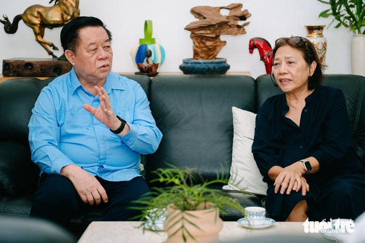 Trưởng Ban Tuyên giáo và Dân vận Trung ương thắp hương tưởng nhớ cố Tổng Bí thư Nguyễn Văn Linh - Ảnh 3. Trưởng Ban Tuyên giáo và Dân vận Trung ương thắp hương tưởng nhớ cố Tổng Bí thư Nguyễn Văn Linh - Ảnh 2.