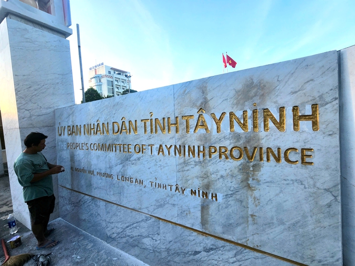 Bảng tên trụ sở UBND tỉnh Long An đổi thành Tây Ninh, chuẩn bị cho lễ công bố nhập tỉnh Bảng tên trụ sở UBND tỉnh Long An đổi thành Tây Ninh, chuẩn bị cho lễ công bố nhập tỉnh