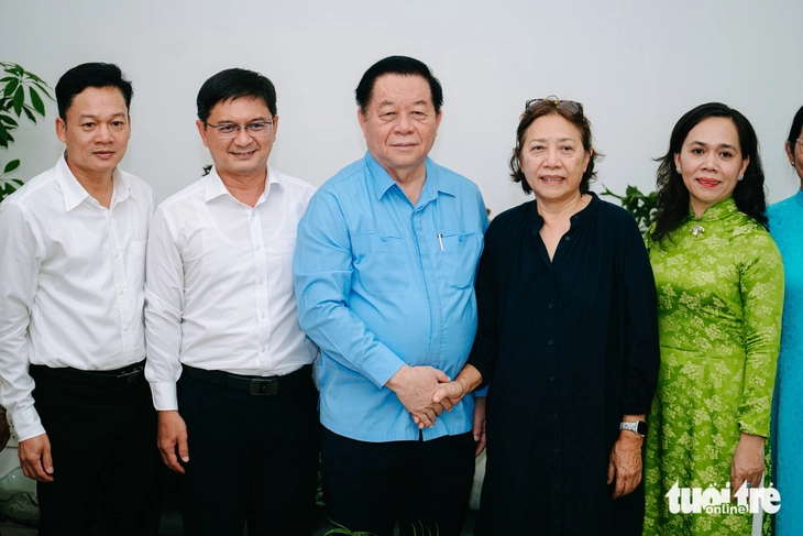 Trưởng Ban Tuyên giáo và Dân vận Trung ương thắp hương tưởng nhớ cố Tổng Bí thư Nguyễn Văn Linh - Ảnh 4. Trưởng Ban Tuyên giáo và Dân vận Trung ương thắp hương tưởng nhớ cố Tổng Bí thư Nguyễn Văn Linh - Ảnh 3.