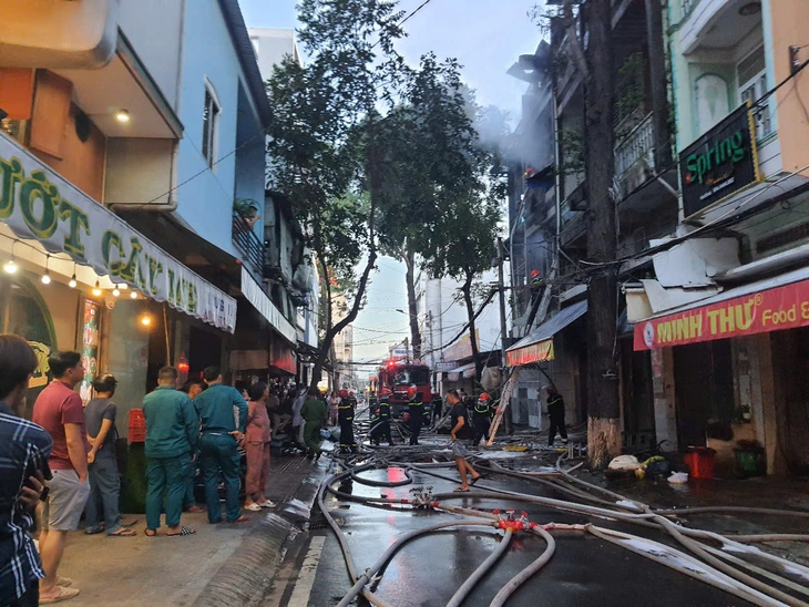 Cháy lớn tại cửa hàng bán vàng mã ở trung tâm TP Cần Thơ - Ảnh 2.