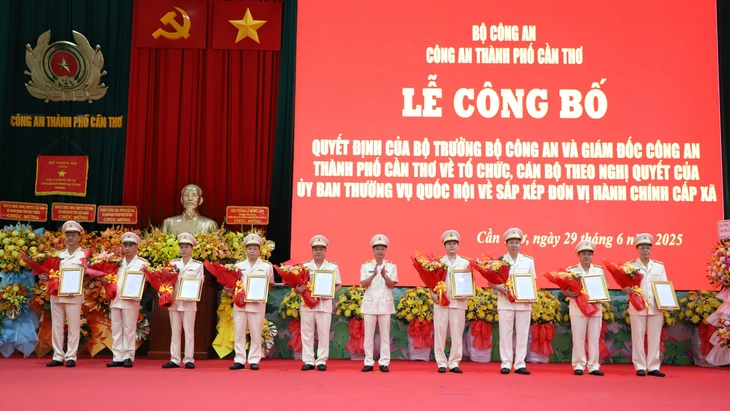 Công an TP Cần Thơ công bố các quyết định về tổ chức cán bộ và công an cấp xã sau sáp nhập- Ảnh 1. Công an TP Cần Thơ công bố các quyết định về tổ chức cán bộ và công an cấp xã sau sáp nhập - Ảnh 1.