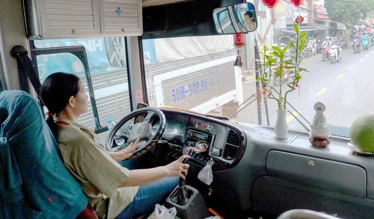 Hai nữ tài xế xe buýt được bà con thương quý - Ảnh 1. xe buýt - Ảnh 1.