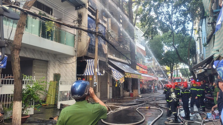 Cháy lớn tại cửa hàng bán vàng mã ở trung tâm TP Cần Thơ - Ảnh 1.