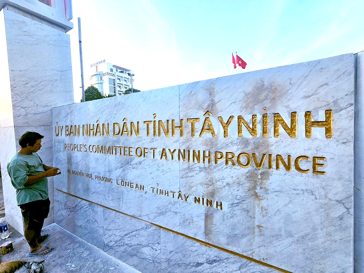 Bảng tên trụ sở UBND tỉnh Long An đổi thành Tây Ninh, chuẩn bị cho lễ công bố nhập tỉnh - Ảnh 1.