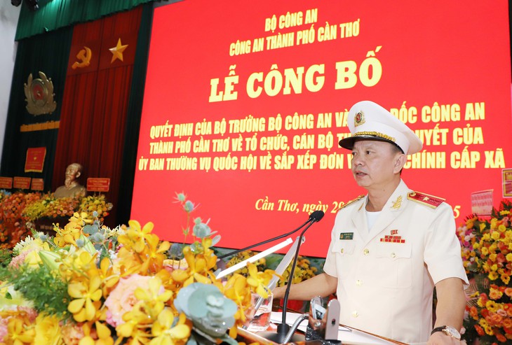 Công an TP Cần Thơ công bố các quyết định về tổ chức cán bộ và công an cấp xã sau sáp nhập- Ảnh 2. Công an TP Cần Thơ công bố các quyết định về tổ chức cán bộ và công an cấp xã sau sáp nhập - Ảnh 2.