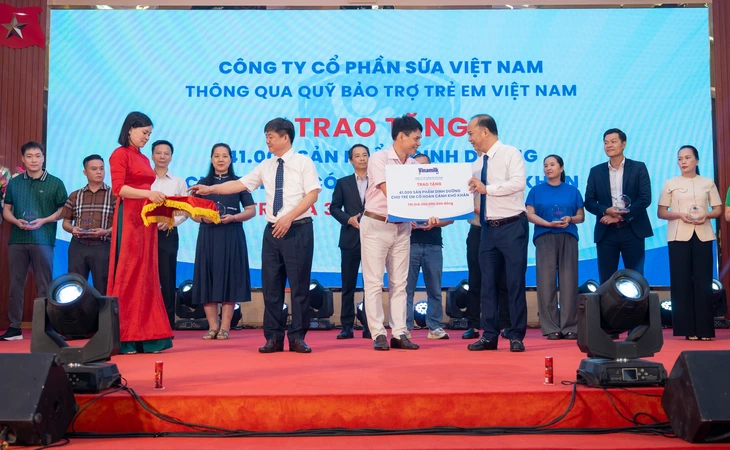 Vinamilk tặng gần 70.000 hộp sữa cho trẻ em khó khăn dịp 1-6 - Ảnh 1.