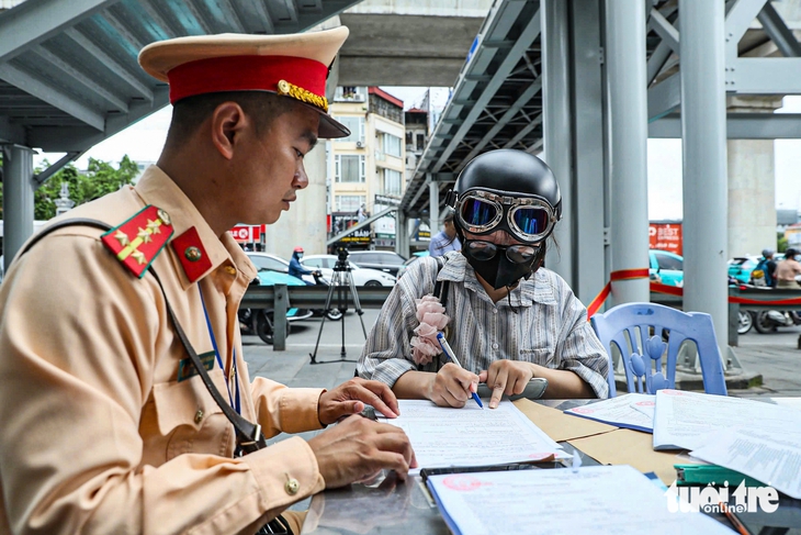 Phạt hơn 100 triệu đồng với hàng chục xe máy đi lên vỉa hè chỉ trong 1 giờ đồng hồ - Ảnh 1.