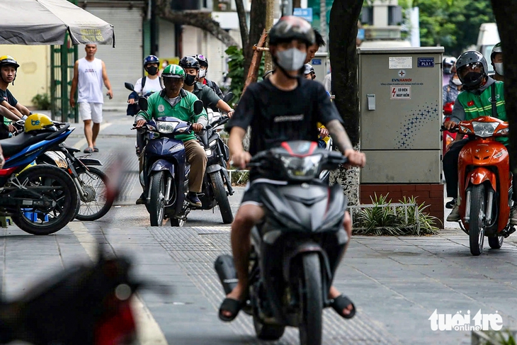 xe máy đi lên vỉa hè - Ảnh 2.