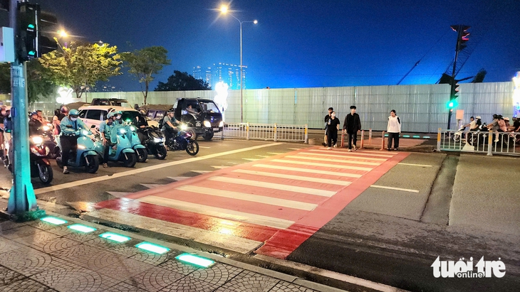 Lần đầu tiên TP.HCM có đèn cảnh báo chỉ vạch đi bộ, người dân an tâm khi qua đường - Ảnh 1.