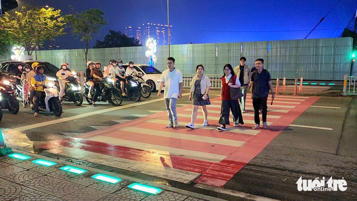 Lần đầu tiên TP.HCM có đèn cảnh báo chỉ vạch đi bộ, người dân an tâm khi qua đường - Ảnh 4.