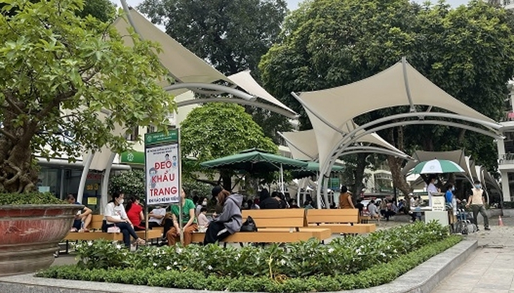 Bộ Y tế yêu cầu các bệnh viện bố trí mái che, quạt mát chống nắng cho người bệnh - Ảnh 1. nắng nóng - Ảnh 1.