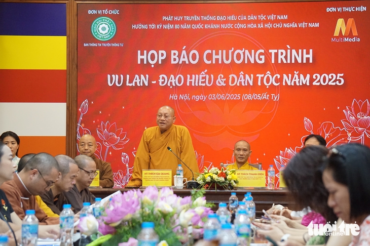 Vu Lan ý nghĩa không nằm ở bông hồng trên ngực áo - Ảnh 1. Vu lan - Ảnh 1.