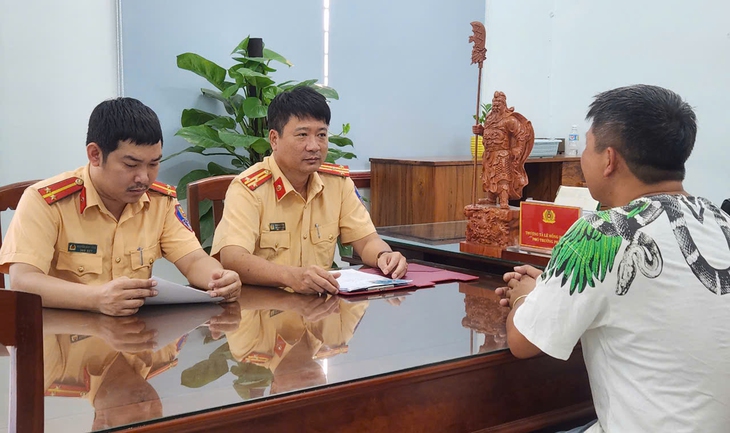 'Thế thân' nộp phạt vi phạm giao thông - Ảnh 1. 'Thế thân' nộp phạt vi phạm giao thông bị cảnh sát nhận diện ngay - Ảnh 1.
