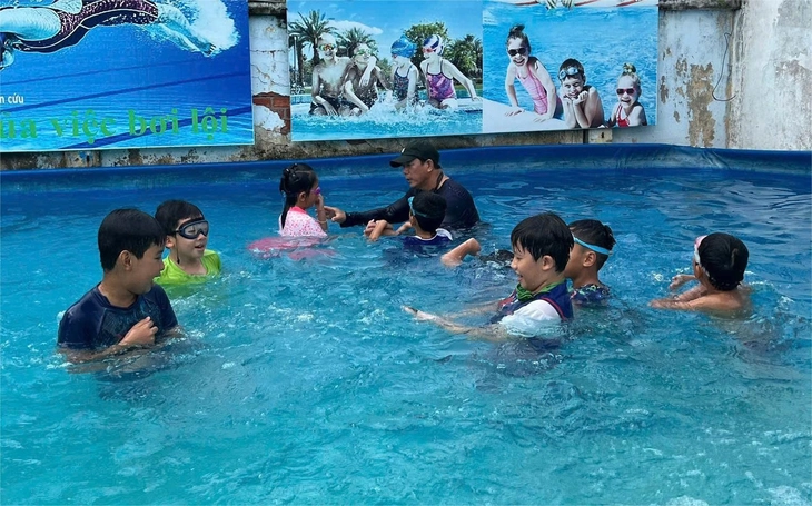 'Khối nghỉ hè tấn công khối nghỉ hưu’, từ hài hước đến gây lo lắng - Ảnh 1.