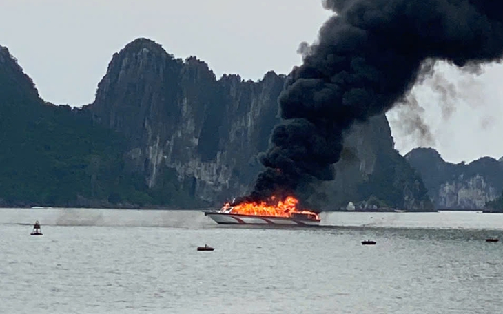 Cháy tàu du lịch King Yacht trên sông Sài Gòn: Ngọn lửa bùng phát từ hầm động cơ - Ảnh 4.