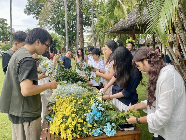 Ký ức Thụy Điển giữa TP.HCM: Vòng hoa, bánh dâu và niềm vui Midsummer - Ảnh 1. Midsummer - Ảnh 1.