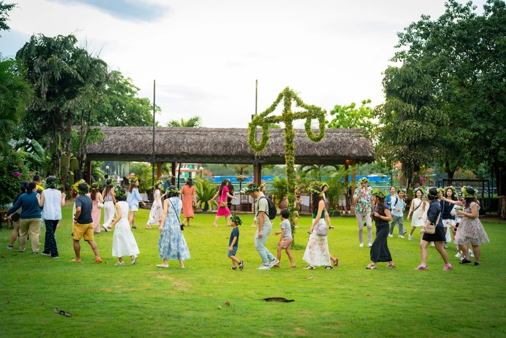 Ký ức Thụy Điển giữa TP.HCM: Vòng hoa, bánh dâu và niềm vui Midsummer - Ảnh 3. Midsummer - Ảnh 3.