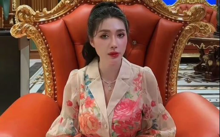 Mẹ chú rể trổ tài 'trồng chuối' trên sân khấu cưới - Ảnh 2.