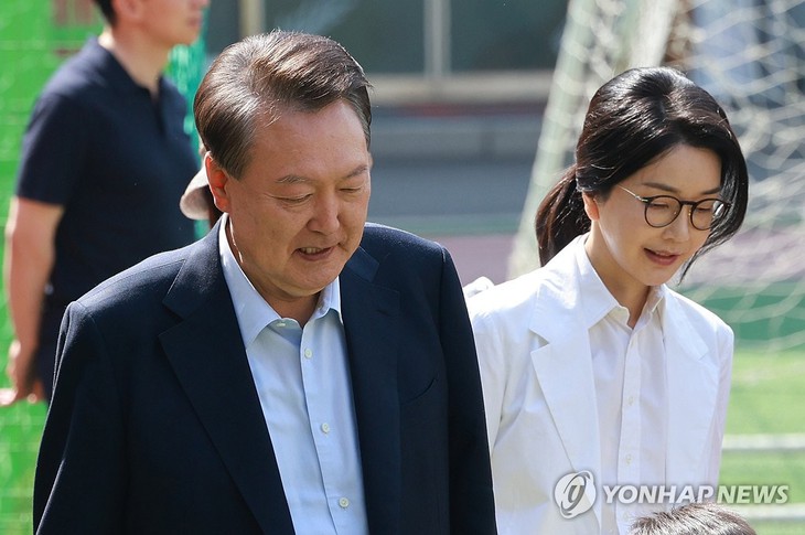 Vợ chồng cựu tổng thống Yoon Suk Yeol đi bỏ phiếu bầu cử ở Hàn Quốc - Ảnh 1.