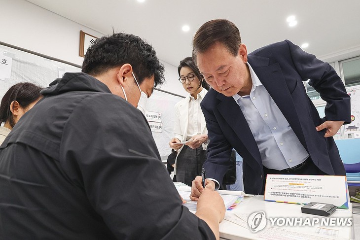 Vợ chồng cựu tổng thống Yoon Suk Yeol đi bỏ phiếu bầu cử ở Hàn Quốc - Ảnh 2.