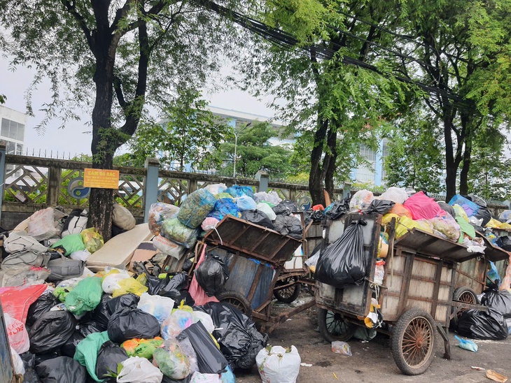 Sao chọn bệnh viện, trường học làm nơi tập kết rác? - Ảnh 2.