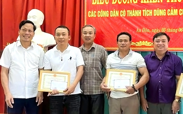Thượng úy giao thông cứu bé trai giữa dòng nước lũ - Ảnh 2.